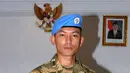 Rio Dewanto berpose di sela sela pengambilan gambar di Bandara Halim Perdanakusuma, Jakarta, Jumat (29/7). Selama empat hari pemeran film “Garuda 23” digembleng kehidupan kemiliteran di Yonif Para Raider 328 Kostrad. (Liputan6.com/Helmi Fithriasyah)