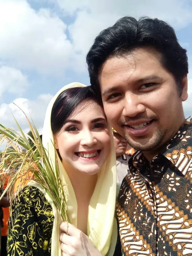 [Fimela] Arumi Bachsin dan Emil Dardak