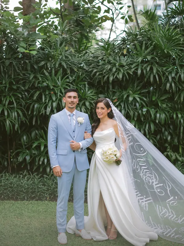 Gaya Elegan Jessica Iskandar dalam balutan Busana Klasik Serba Putih di Momen Pernikahan