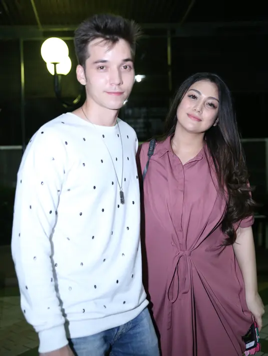 Stefan William juga tak mempermasalahkan perubahan bentuk dari sang istri Celine Evangelista. Stefan melihat perubahan bentuk sang istri yang gemuk setelah melahirkan tetap cantik. (Nurwahyunan/Bintang.com)