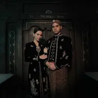 Lihat di sini penampilan Al Ghazali dan Alyssa Daguise kenakan busana adat Jawa di pemotretan terbaru.