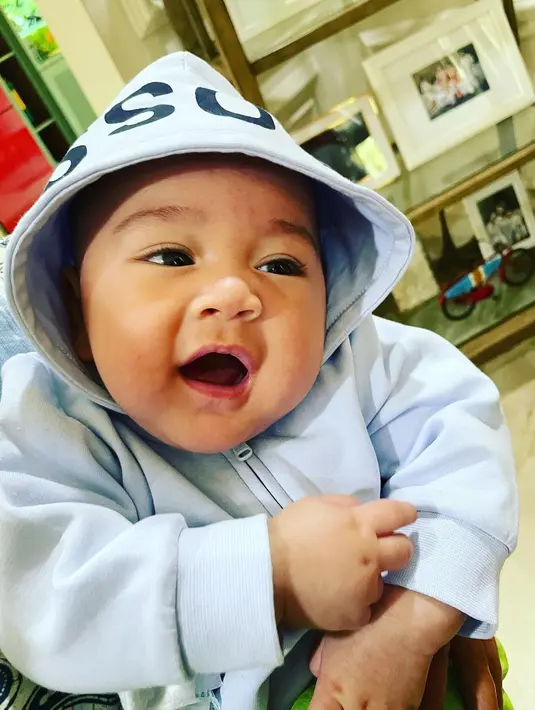 Ada beberapa babysuit Boss yang dimiliki oleh Rayyanza. Salah satunya adalah Baby Blue Hooded Babysuit. Babysuit dengan aksen hoodie ini dibanderol dengan harga sekitar Rp2,3 juta. (instagram/raffinagita1717)