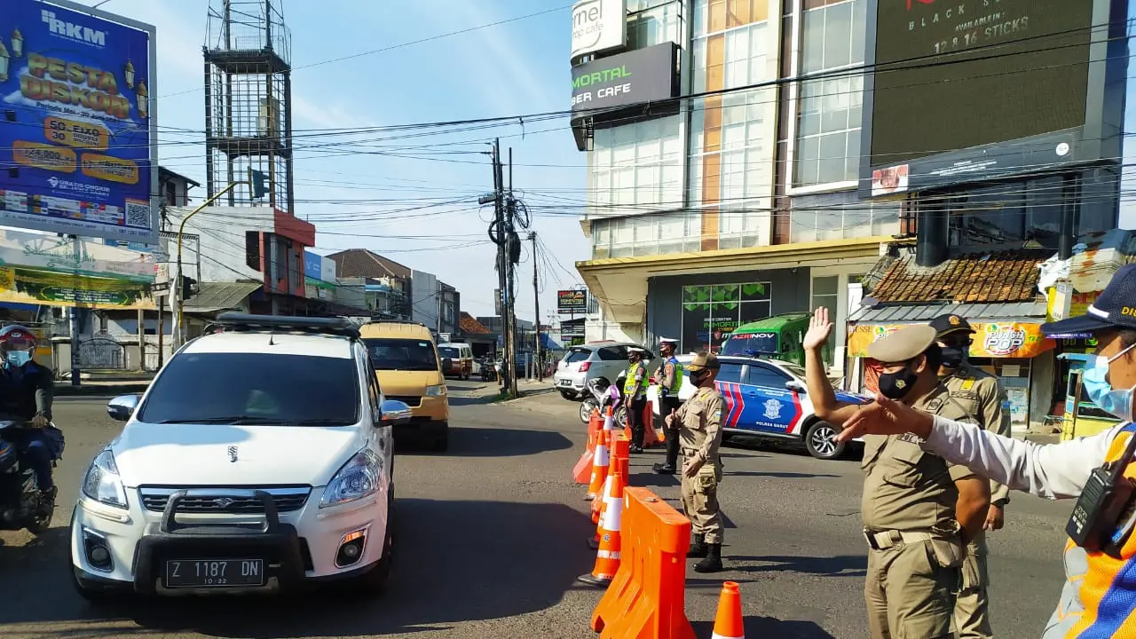 Beberapa petugas gabungan Satgas Covid-19 tengah melakukan simulasi penyekatan arus lalu lintas di bilangan Persimpangan Leuwidaun, Garut, Jawa Barat.