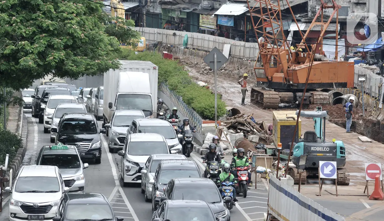 Sejumlah kendaraan terjebak kemacetan saat melintasi sekitar proyek Underpass Senen Extension di simpang Senen, Jakarta, Senin (3/2/2020). Proyek underpass yang menelan anggaran APBD DKI Jakarta mencapai Rp121,2 miliar ini ditargetkan rampung pada akhir Desember 2020. (merdeka.com/Iqbal Nugroho)