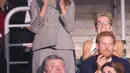 Ekspresi  Ibu Negara AS, Melania Trump saat bertepuk tangan pada upacara pembukaan Invictus Games 2017 di Air Canada Centre, Toronto, Kanada (23/9). Invictus Games merupakan olahraga Internasional untuk petugas yang terluka (AFP Photo/Chris Jackson)