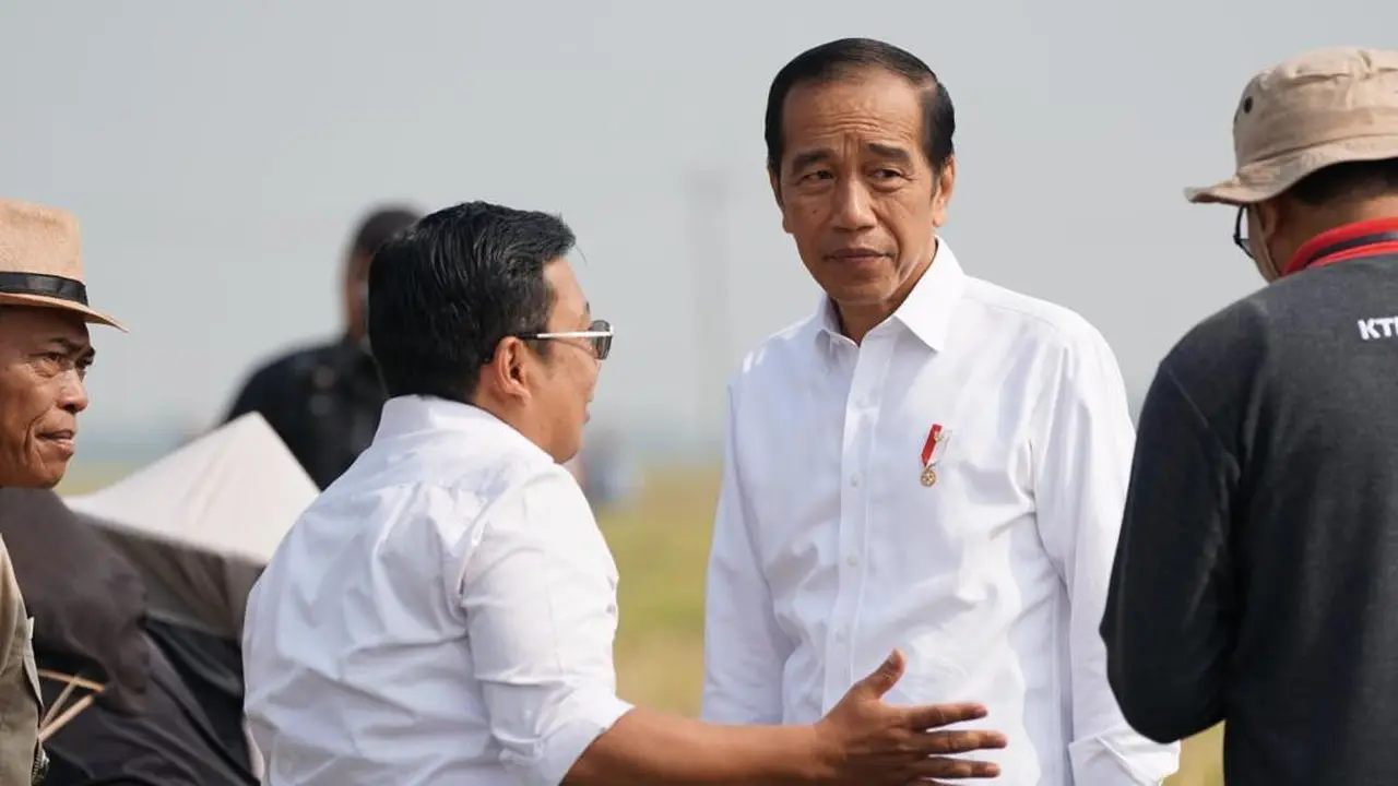 Presiden Joko Widodo (Jokowi) bersama Plt. Menteri Pertanian, Arief Prasetyo meninjau panen raya padi di Desa Ciasem Girang, Kecamatan Ciasem, Kabupaten Subang, Minggu (8/10/2023). (Dok Bapanas)