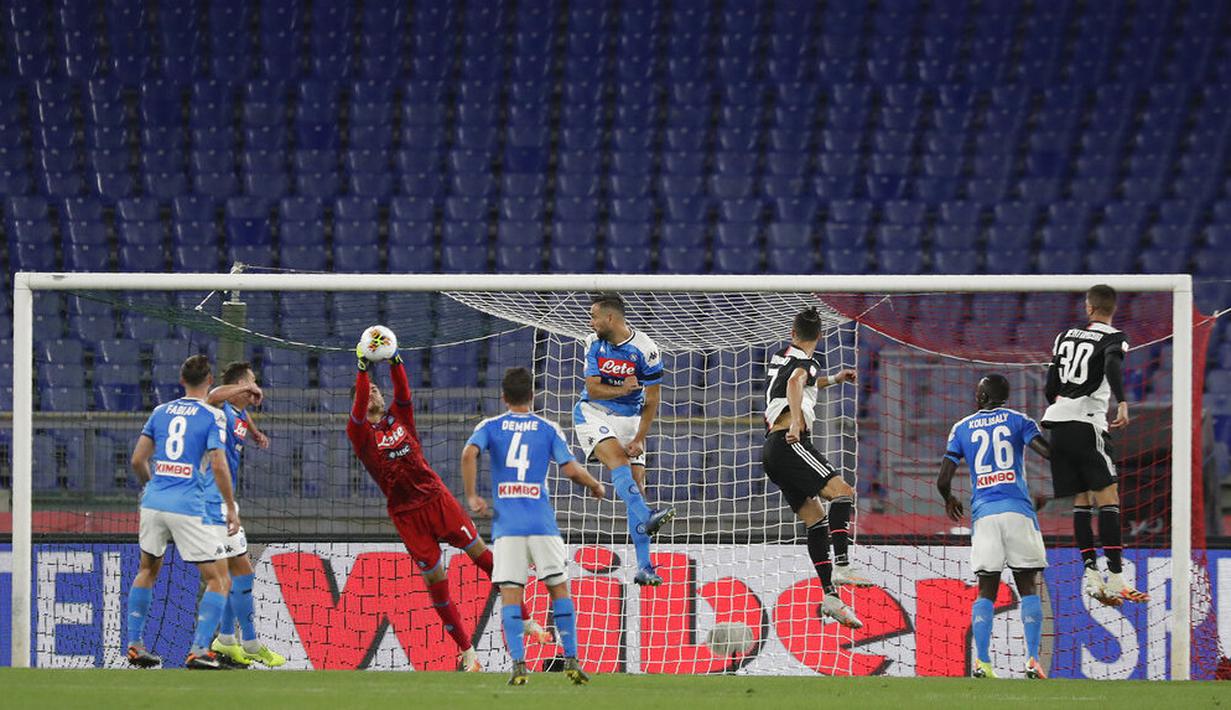 Kiper Napoli, Alex Meret, menangkap bola saat melawan Juventus pada laga Coppa Italia di Stadion Olympic, Roma, Rabu (17/6/2020). Napoli menjadi juara setelah berhasil menang lewat adu penalti atas Juventus dengan skor 4-2.(AP/Andrew Medichini)