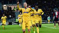 Striker Juventus, Federico Bernardeschi, merayakan gol yang dicetaknya ke gawang Cagliari pada laga Serie A Italia di Stadion Sardegna, Cagliari, Sabtu (6/1/2018). Cagliari kalah 0-1 dari Juventus. (AFP/Miguel Medina)
