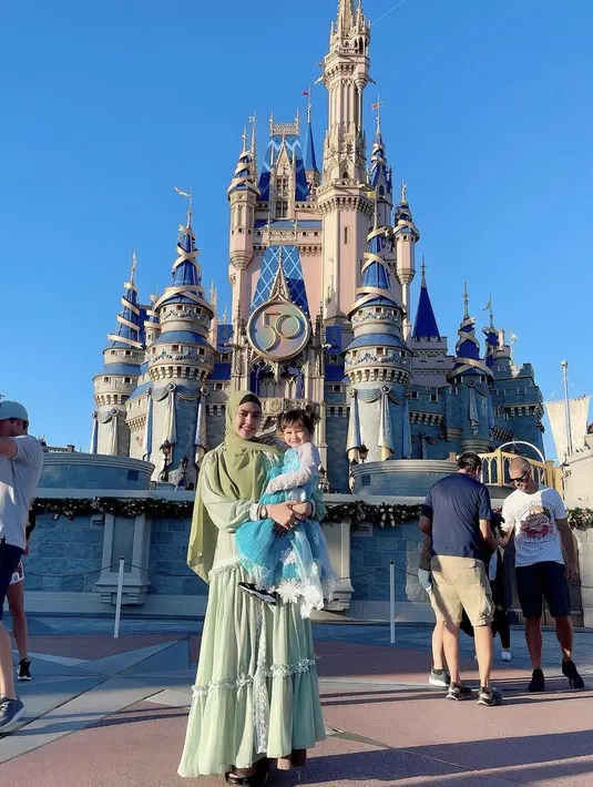 Kartika Putri pun berlibur ke Amerika Serikat, pakaiannya pun tetap santun dengan long dress dan hijab warna mint. @kartikaputriworld.