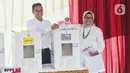 Capres nomor urut 1 Anies Baswedan (kiri) bersama istrinya, Fery Farhati menggunakan hak pilihnya pada Pemilu 2024 di TPS 60, Lebak Bulus, Jakarta, Rabu (14/2/2024). (Liputan6.com/Angga Yuniar)