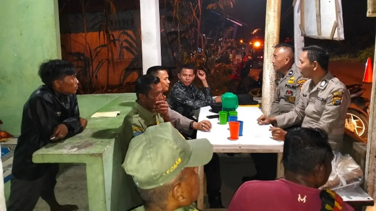Personel Polres Rokan Hulu datang ke posko Satkamling berdiskusi terkait situasi keamanan di pemukiman.
