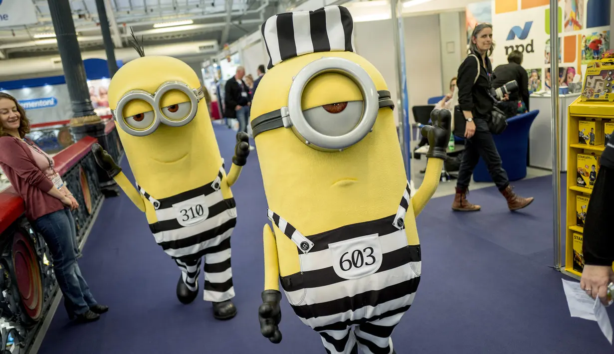 Orang-orang berpakaian karakter kartun Minions menghibur penonton saat Toy Fair atau Pameran Mainan tahunan di Olympia, London, Inggris, Selasa (23/1). Toy Fair adalah satu-satunya pameran mainan dan hobi khusus di Inggris. (AFP PHOTO/Tolga AKMEN)