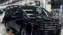 Toyota Vellfire generasi yang akan datang terlihat lebih simple dan sporty dibandingkan dengan Alphard. Empat bilah grill chrome menghiasi tampang depan Vellfire yang membuatnya lebih dewasa. Balutan warna hitam membuatnya tampak lebih berkelas. (Source: Instagram/@paultncars)
