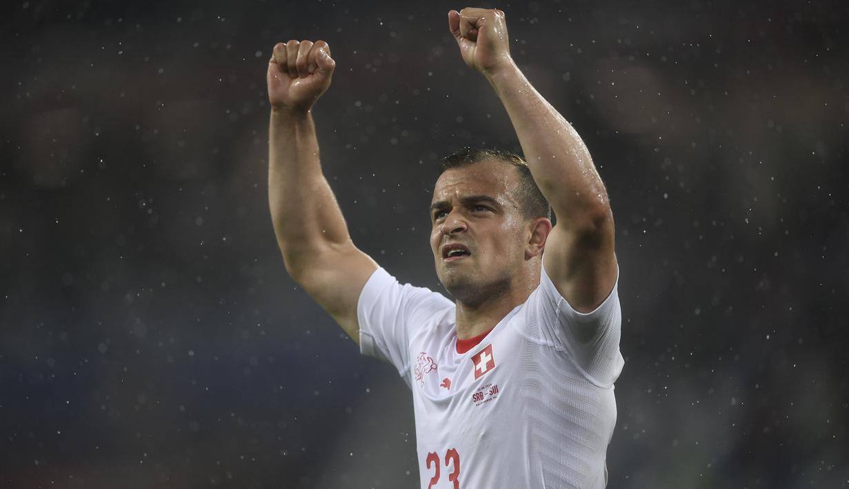 Gelandang Swiss, Xherdan Shaqiri, merayakan gol yang dicetaknya ke gawang Serbia pada laga grup E Piala Dunia di Stadion Kaliningrad, Kaliningrad, Jumat (22/6/2018). Swiss menang 2-1 atas Serbia. (AFP/Ozan Kose)