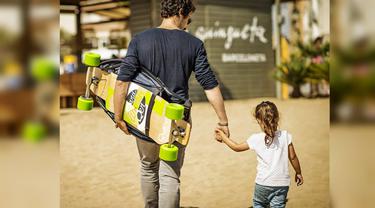 Aksi Papa Ganteng Main Skateboard Sambil Asuh Anak