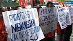 Sejumlah nasabah Bank Century di Surabaya, Jatim, mendesak wakil rakyat di DPR agar memperjuangkan nasib mereka. Hingga kini, dana nasabah Century belum juga dikembalikan. 