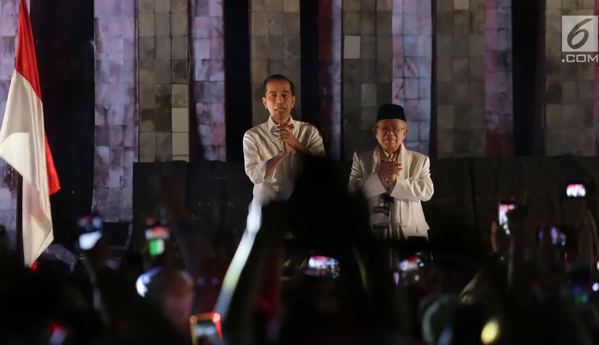 Capres Joko Widodo dan Cawapres Ma'ruf Amin menyapa relawan di Tugu Proklamasi, Jakarta, Jumat (21/9). Jokowi dan Ma'aruf Amin Akan menuju ke KPU untuk mengambil nomor urut Pilpres pasangan Capres dan Wapres periode 2019-2024. (Merdek.com/Imam Buhori)