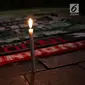 Syal gabungan suporter klub sepak bola dalam aksi lilin terkait solidaritas tragedi teror bom di Surabaya dan Sidoarjo di Taman Suropati, Jakarta, Senin (14/5). (Liputan6.com/Immanuel Antonius)