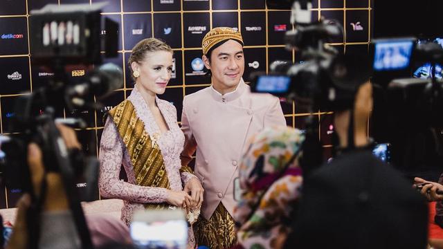 7 Potret Daniel Mananta dan Istri Kompak Pakai Baju Adat Jawa, Banjir Pujian