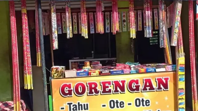 6 Spanduk Gorengan Paling Absurd Ini Bikin PembelI Enggak Habis Pikir