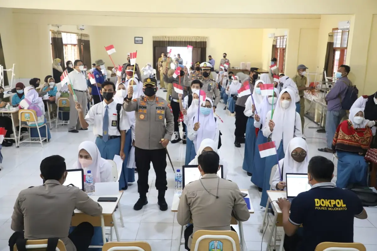 Vaksinasi pelajar di Mojokerto. (Dian Kurniawan/Liputan6.com)