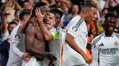Para pemian Real Madrid merayakan gol yang dicetak oleh Vinicius Junior ke gawang Borussia Dortmund  pada laga Liga Champions di Stadion Santiago Bernabeu. (AP Photo/Manu Fernandez)