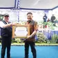 Gubernur Sumatera Selatan H. Herman Deru menyerahkan piagam penghargaan dari Kementan kepada Bupati OKU Timur Lanosin pada Pekan Nasional (PENAS) KTNA XVI Tahun 2023.