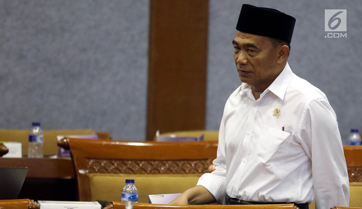 Menteri Pendidikan dan Kebudayaan Muhadjir Effendy bersiap mengikuti rapat kerja dengan Komisi X DPR di Kompleks Parlemen, Senayan, Jakarta, Rabu (4/9/2019). Rapat membahas Rencana Kerja dan Anggaran Kementerian dan Lembaga (RKAKL) Tahun 2020. (Liputan6.com/Johan Tallo)