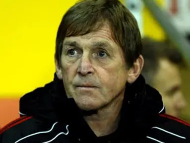 Tatapan bos Liverpool Kenny Dalglish pada partai lanjutan Liga Premier melawan Blackpool yang menang 2-1 di Bloomfield Road, 12 Januari 2011. AFP PHOTO/PAUL ELLIS