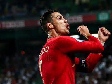 Striker Portugal, Cristiano Ronaldo, merayakan gol yang dicetaknya ke gawang Luksemburg pada laga Kualifikasi Piala Eropa 2020 di Stadion Jose Alvalade, Lisbon, Sabtu (11/10). Portugal menang 3-0 atas Luksemburg. (AFP/Carlos Costa)