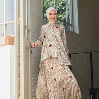 Bisa juga tampil printed on printed seperti Cut Syifa yang mengenakan atasan kemeja lengan panjang bermotif flora yang serasi dengan motif rok panjang plisket. Cukup padukan dengan kerudung putih polos. [@cutsyifaa]