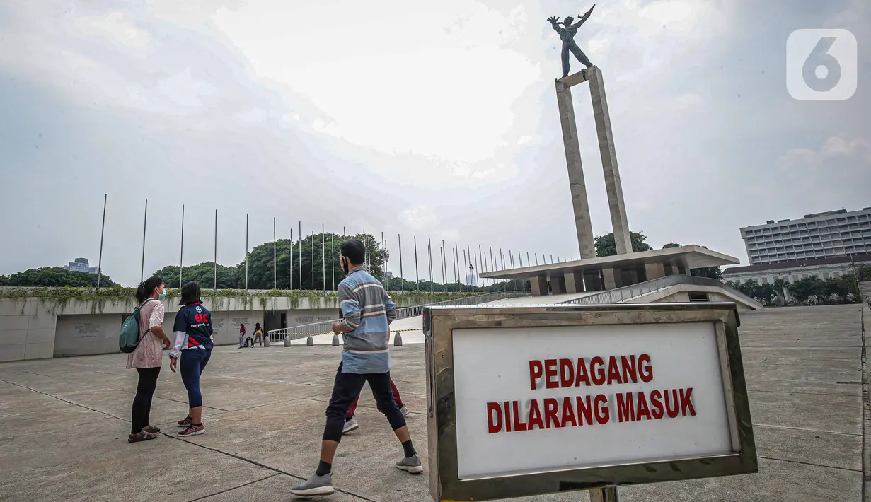 Suasana Taman Lapangan Banteng di Jakarta, Minggu (18/10/2020). Taman Lapangan Banteng dibuka pukul 06.00 sampai 17.00, khusus bagi masyarakat yang akan berolahraga. (Liputan6.com/Faizal Fanani)