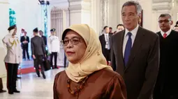 Halimah Yacob bersama PM Singapura, Lee Hsien Loong bersiap mengikuti upacara peresmian menjadi Presiden Singapura di Istana Kepresidenan Singapura, (14/9). Halimah Yacob menjadi Presiden Singapura kedelapan. (Wallace Woon/Pool Photo via AP)