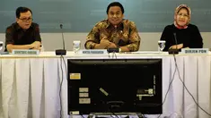 Mendag Rachmat Gobel (tengah) saat memimpin rapat koordinasi di Kantor Kemendag, Jakarta, Minggu (16/11/2014). (Liputan6.com/Faizal Fanani)