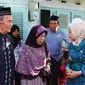 Bupati Idza Priyanti (kanan) menyatakan turut berdukacita atas meninggalnya lima remaja penghuni Panti Asuhan Muslimat Kauman, Brebes, yang tenggelam di Sungai Pemali saat mencuci daging dan jeroan hewan kurban. (Liputan6.com/Fajar Eko Nugroho)