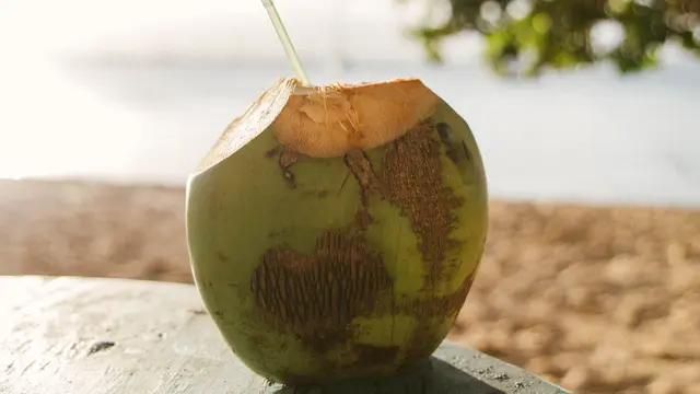 Air kelapaefektif mencegah penumpukan cairan berlebih yang dapat menyebabkan perut buncit