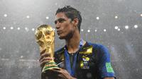 Bek Prancis, Raphael Varane memegang trofi Piala Dunia usai menundukkan Kroasia dalam laga final di Stadion Luzhniki, Moskow, Rusia, 15 Juli 2018. Raphael Varane masuk dalam kandidat pemain terbaik FIFA 2018. (AFP FOTO/FRANCK FIFE)