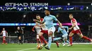 Gelandang Manchester City, Raheem Sterling mengendalikan bola saat menjamu West Bromwich Albion pada laga pekan ke-25 Premier League di Etihad Stadium, Kamis (1/2). City menang telak dalam laga yang berakhir dengan skor 3-0. (Oli SCARFF/AFP)