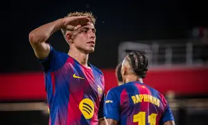 Aksi Fermin Lopez&nbsp;pada laga pramusim antara Barcelona vs Como 1907 (Dok. @FCBarcelona)