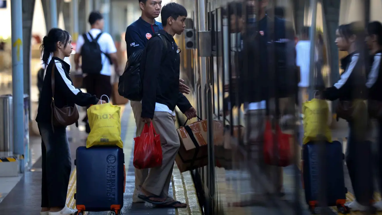 Ribuan Pemudik Padati Stasiun Pasar Senen Jakarta