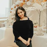 Velvet blouse. (Photo: Instagram Nagita Slavina, Caca Tengker)