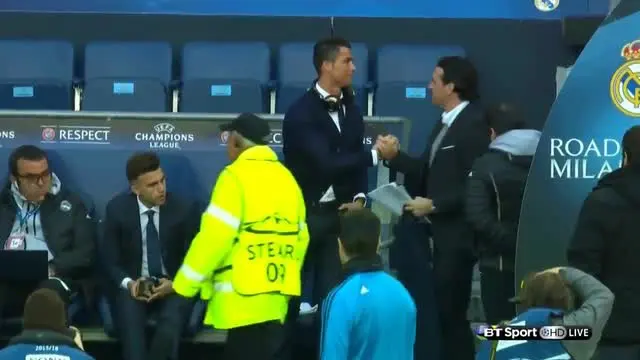 Cristiano Ronaldo tampak sibuk sendiri saat hadir di Stadion Etihad kala Real Madrid bertandang melawan Manchester City pada semifinal Liga Champions, Selasa (26/4/2016).