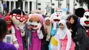 Kawasan Kota Tua Jakarta masih menjadi lokasi wisata favorit warga Jakarta, Jumat (26/12/2014). Sejumlah pengunjung berfoto bersama boneka tokoh film kartun di kawasan Kota Tua Jakarta. (Liputan6.com/Faizal Fanani)