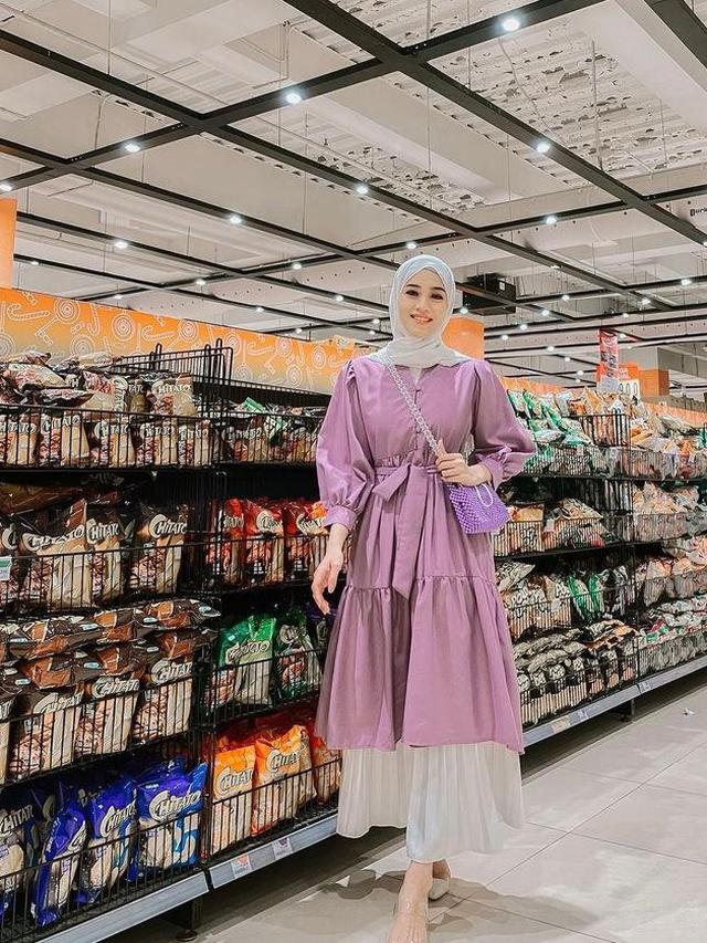 9 Inspirasi Padu Padan Tunik dengan Rok Plisket, Chic dan Effortless