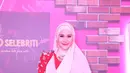 Pemain sinetron ini juga memakai lipstik dengan warna senada menambah cantiknya penampilan Zaskia Adya Mecca malam itu. Tak heran jika wanita 28 tahun ini didapuk sebagai selebriti dengan hijab paling fashionable. (Nurwahyunan/Bintang.com)