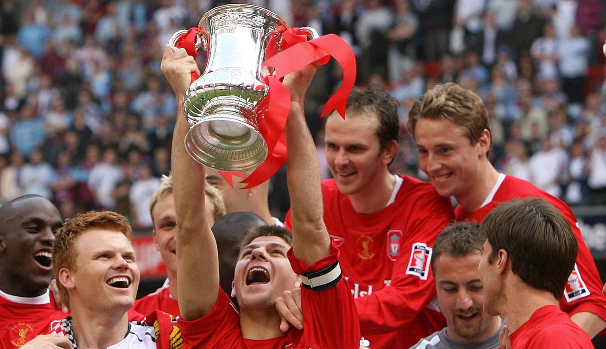 Para fans Liverpool tentu akan selalu mengingat momen dramatis Liverpool saat berhasil meraih gelar juara Piala FA 2006. Roller coaster jalannya pertandingan, tendangan maut Steven Gerrard, hingga penyelamatan gemilang Pepe Reina menjadi drama utama yang berujung gelar juara. (AFP/Pool/Toby Melville)