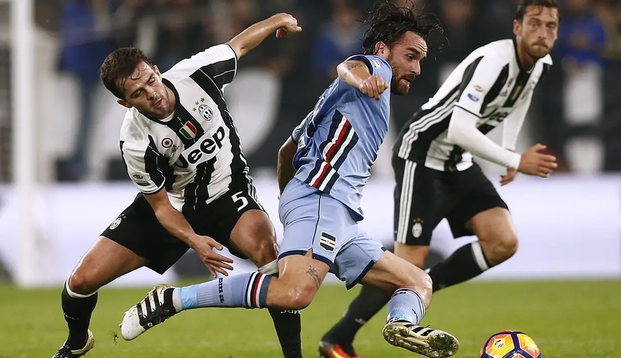 Pemain Juventus, Miralem Pjanic, berusaha menghentikan laju pemain Sampdoria, Luca Cigarini, dalam pertandingan pekan ke-10 Serie A di Juventus Stadium, Rabu (26/10/2016) waktu setempat. (AFP/Marco Bertorello)