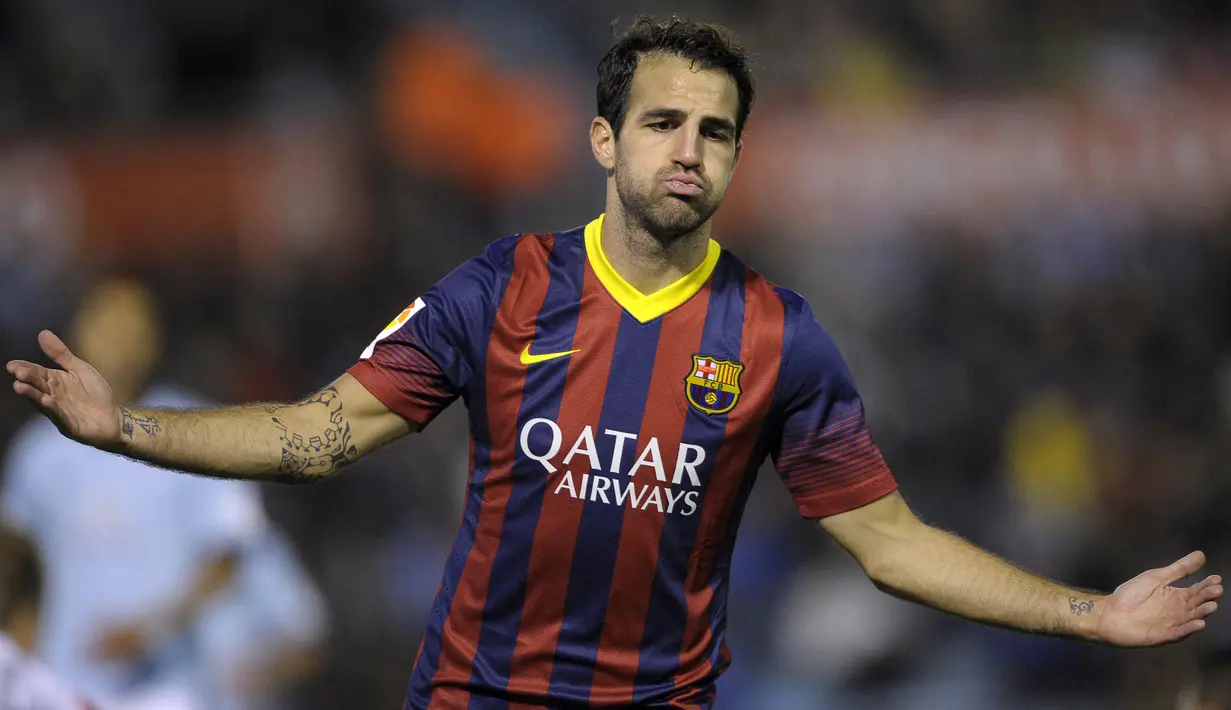 Cesc Fabregas. Gelandang Spanyol berusia 35 tahun yang kini berstatus tanpa klub usai meninggalkan AS Monaco di akhir musim 2021/2022 ini pernah memperkuat Barcelona selama 3 musim mulai 2011/2012 hingga 2013/2014. Nilai transfernya saat didatangkan Barcelona dari Arsenal senilai 34 juta euro atau kini setara Rp514 miliar menjadi salah satu pembelian termahal dari klub Liga Inggris. Bersama Barcelona ia total tampil dalam 151 laga di semua ajang dengan torehan 42 gol dan 50 assist. (AFP/Miguel Riopa)