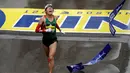 Pelari Jepang, Yuki Kawauchi berhasil mencapai garis finis pada Boston Marathon ke-122 di Boston, Senin (16/4). Yuki Kawauchi menjadi pelari Jepang pertama yang berhasil menjadi juara Maraton Boston sejak 1987. (AP/Charles Krupa)