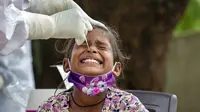 Seorang anak menjalani swab test atau tes usap COVID-19 di sebuah pusat kesehatan pedesaan, Bagli, Dharmsala, India, Senin (7/9/2020). India kini menjadi negara kedua dengan kasus COVID-19 terbanyak di dunia, menggeser Brasil dan di bawah Amerika Serikat. (AP Photo/Ashwini Bhatia)